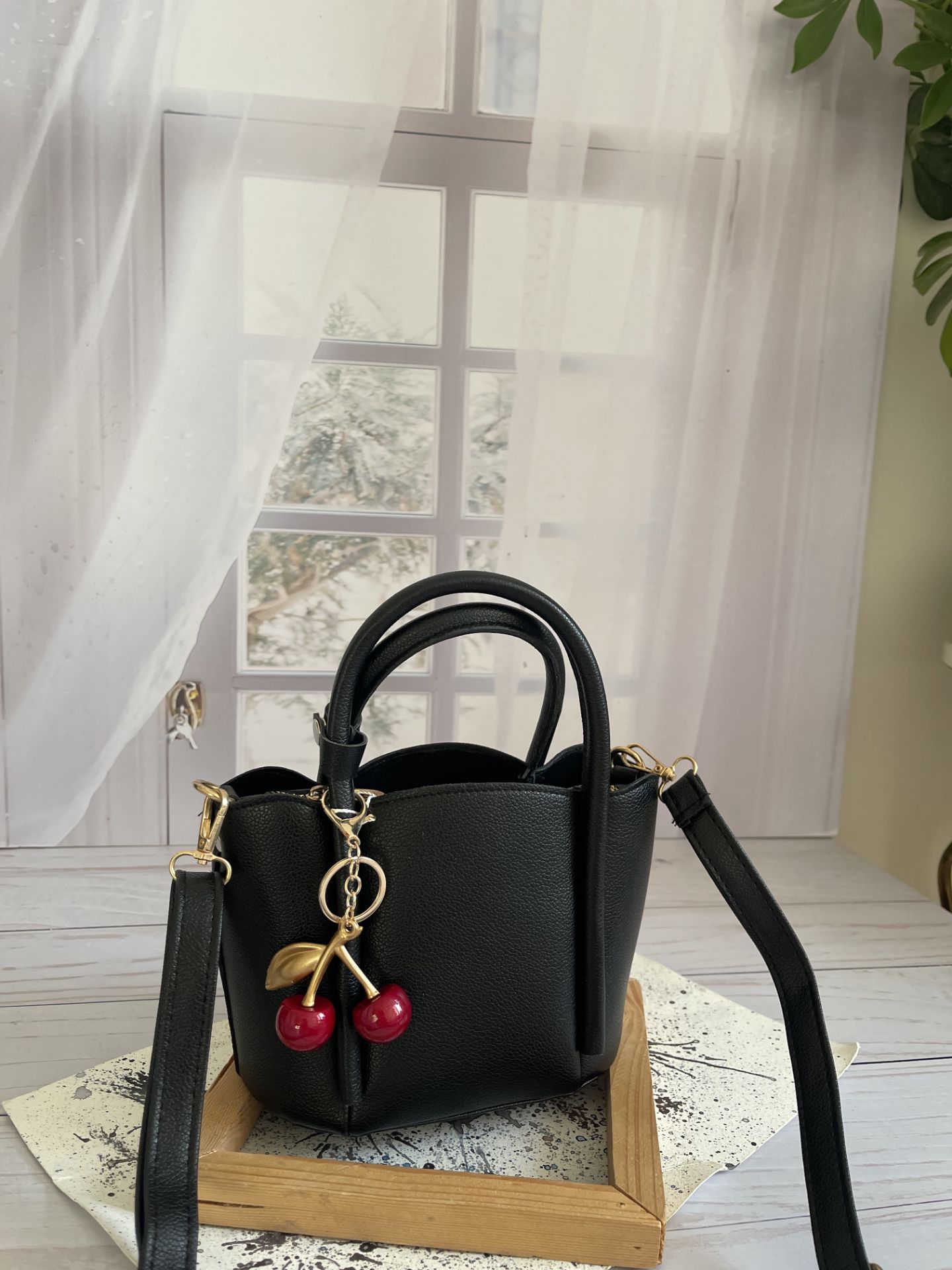 کیف زنانه چرم با آویز گیلاس کد A2_273